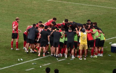 尊龙凯时-青年足球队备战国际比赛，技压群雄士气高昂(一场足球比赛一支球队最多换几人)